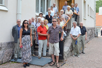 Kokoonnuimme seuraavan kohteen, Tamminiemen, portaille valokuvaan. Tamminiemi on nykyisin Urho Kekkosen museo.