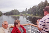 Vanhan kanavan kapea sulku oikealla