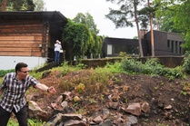 Villa Kokkosen puutarha, josta Tuusulanjärvi näkyy. Hirsirakennus on sauna. Talon isäntä suorittaa esittelyä vauhdikkaasti. Kukahan tuolla valokuvaa?