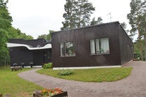 Villa Kokkosen julkisivu. Villa Kokkonen on ainoa toteutunut Alvar Aallon suunnittelema taiteilijakoti. Säveltäjä Joonas Kokkonen asui Villa Kokkosessa 27 vuotta.