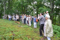 Kiertelimme isännän opastuksella puutarhassa maineikasta taloa ja ympäristöä katselemassa.