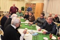 Yhdistyksen puheenjohtaja isännöi iltaa.